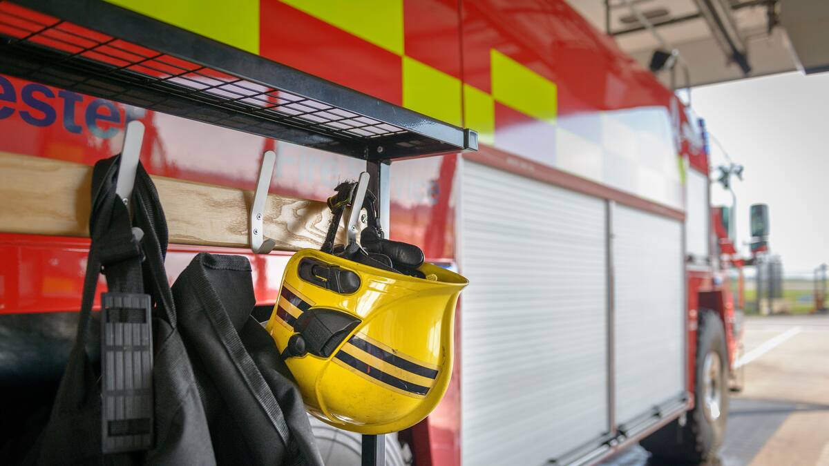 Bombero chileno en Nueva York se ofrece a donar su equipamiento, pero enfrenta trabas para enviarlo