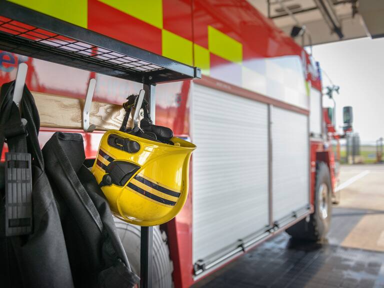 Bombero chileno en Nueva York se ofrece a donar su equipamiento, pero enfrenta trabas para enviarlo