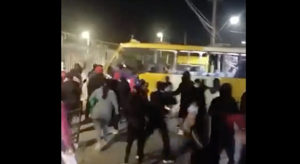 VIDEO| Desconocidos utilizan micro para derribar el portón de un supermercado en Puente Alto