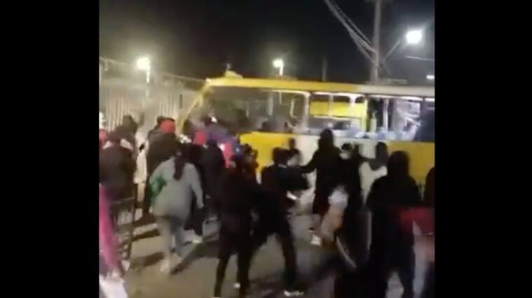 VIDEO| Desconocidos utilizan micro para derribar el portón de un supermercado en Puente Alto