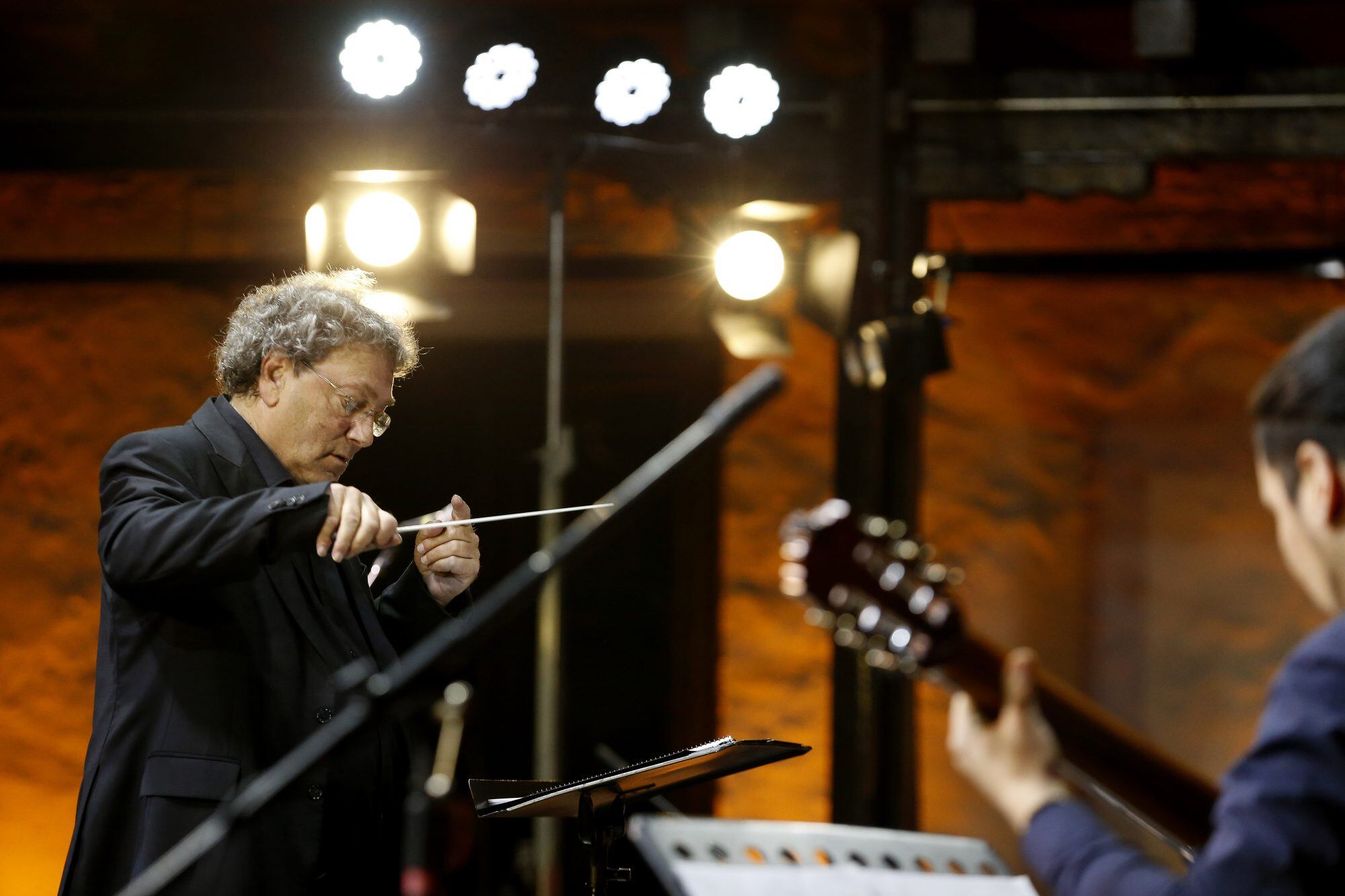David Tanenbaum dirigiendo al Ensamble de Guitarras de Chile