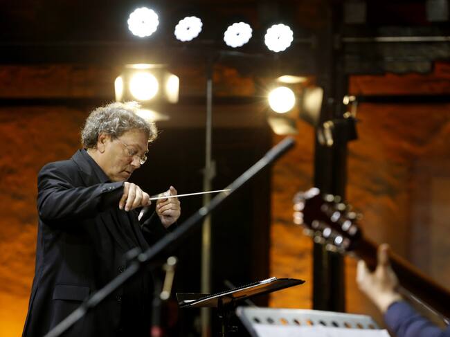 David Tanenbaum dirigiendo al Ensamble de Guitarras de Chile