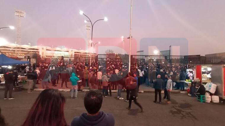 Hinchas de Colo Colo quedan fuera de la tribuna Océano ante Ñublense por desbordes en el acceso
