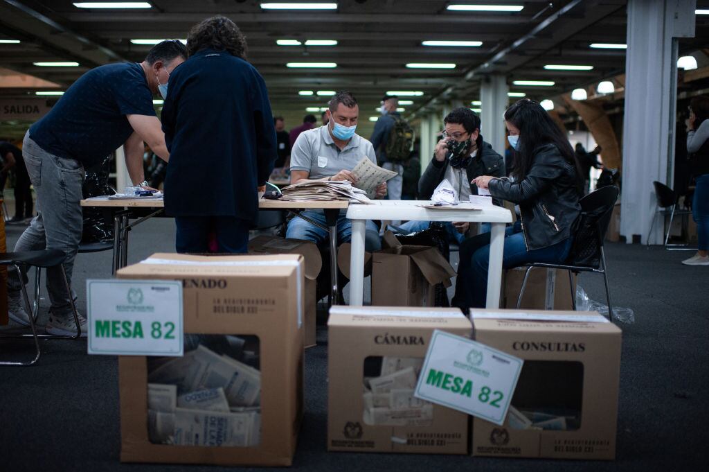 Jueces electorales cumplen el proceso tras las votaciones en Colombia