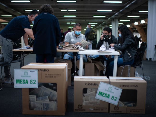Jueces electorales cumplen el proceso tras las votaciones en Colombia
