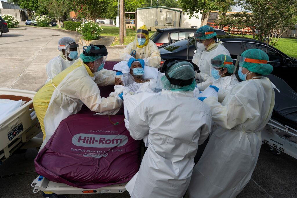 Paciente de Covid-19 es llevado a un hospital de Texas
