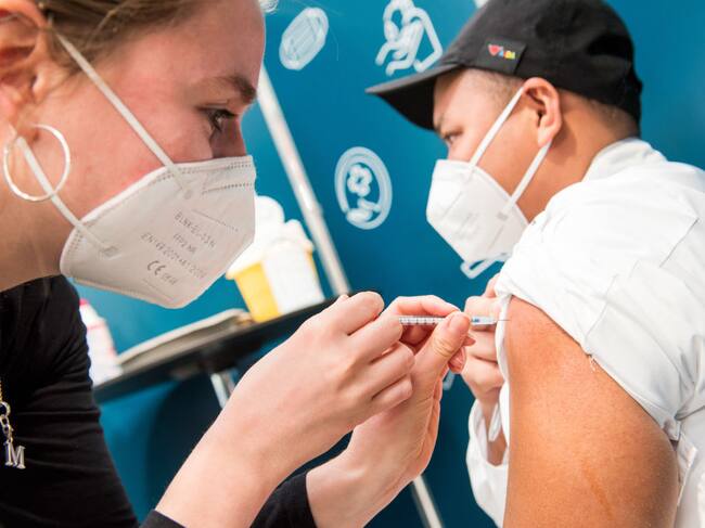 Trabajadora de la salud inocula dosis anticovid en centro de vacunas en Hamburgo