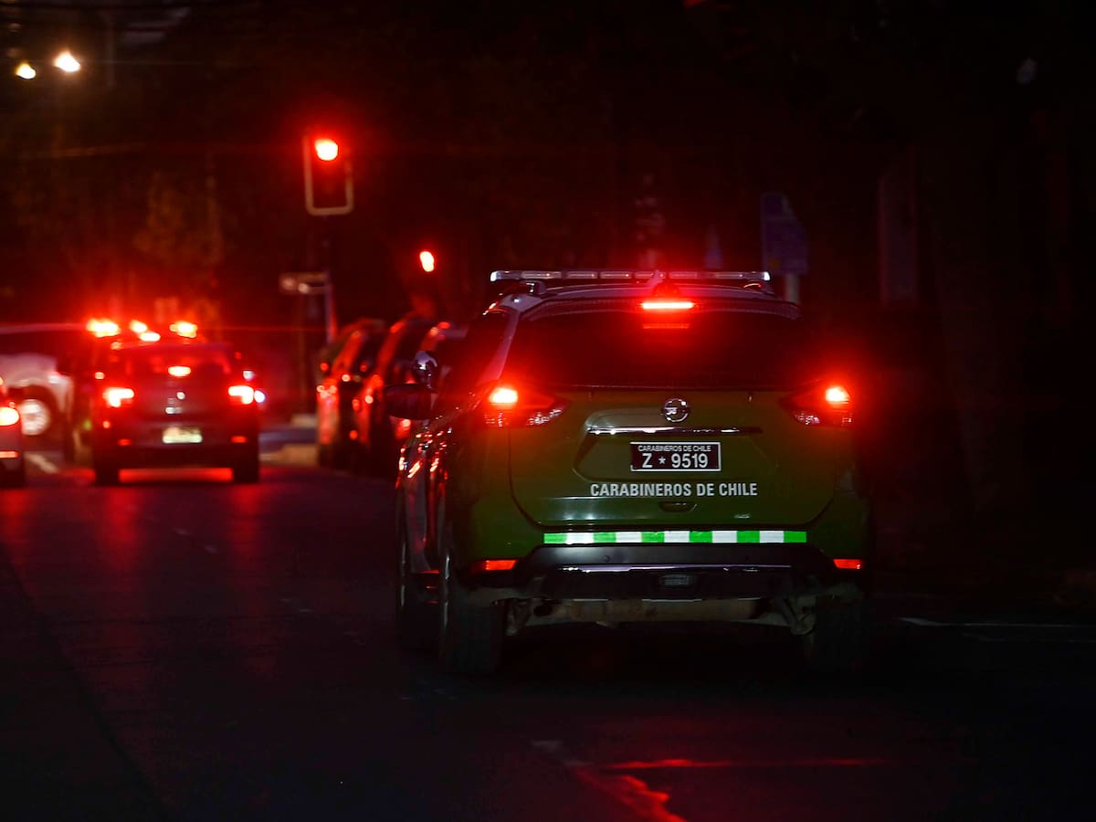 Patrulla de Carabineros pierde el control durante persecución en La Pintana: terminó incrustada en una zanja