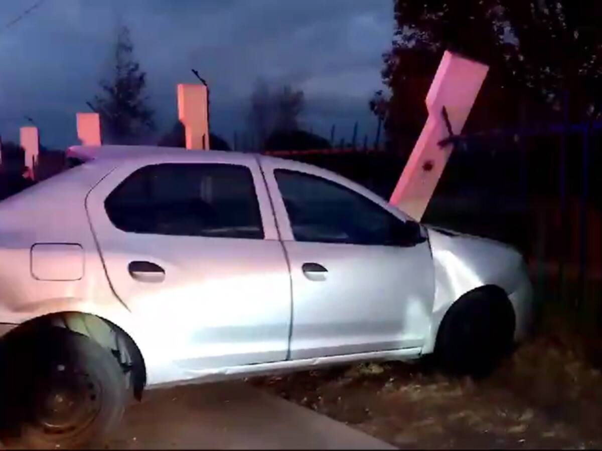 Conductor choca con poste del alumbrado público, impacta contra la reja del cementerio de Lo Espejo y es asaltado por transeúntes que lo auxiliaron