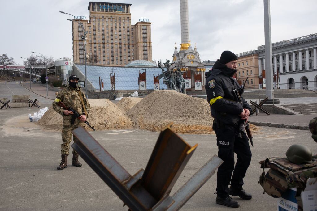 Guardias de seguridad ucranianos cuidan las calles de Kiev