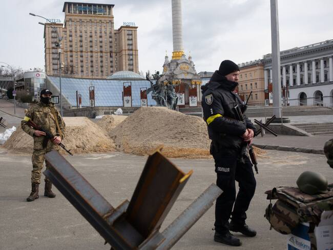 Guardias de seguridad ucranianos cuidan las calles de Kiev