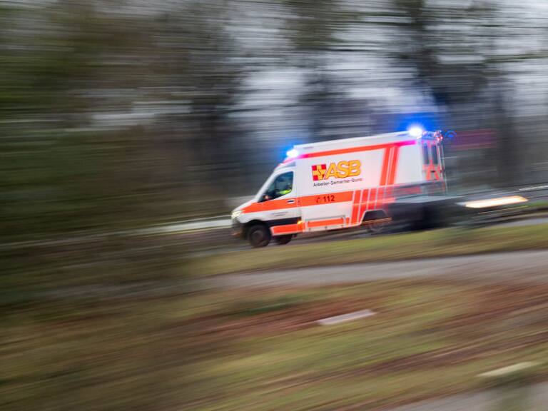 Ambulancia traslada urgente a un paciente covid-19 en Hanover