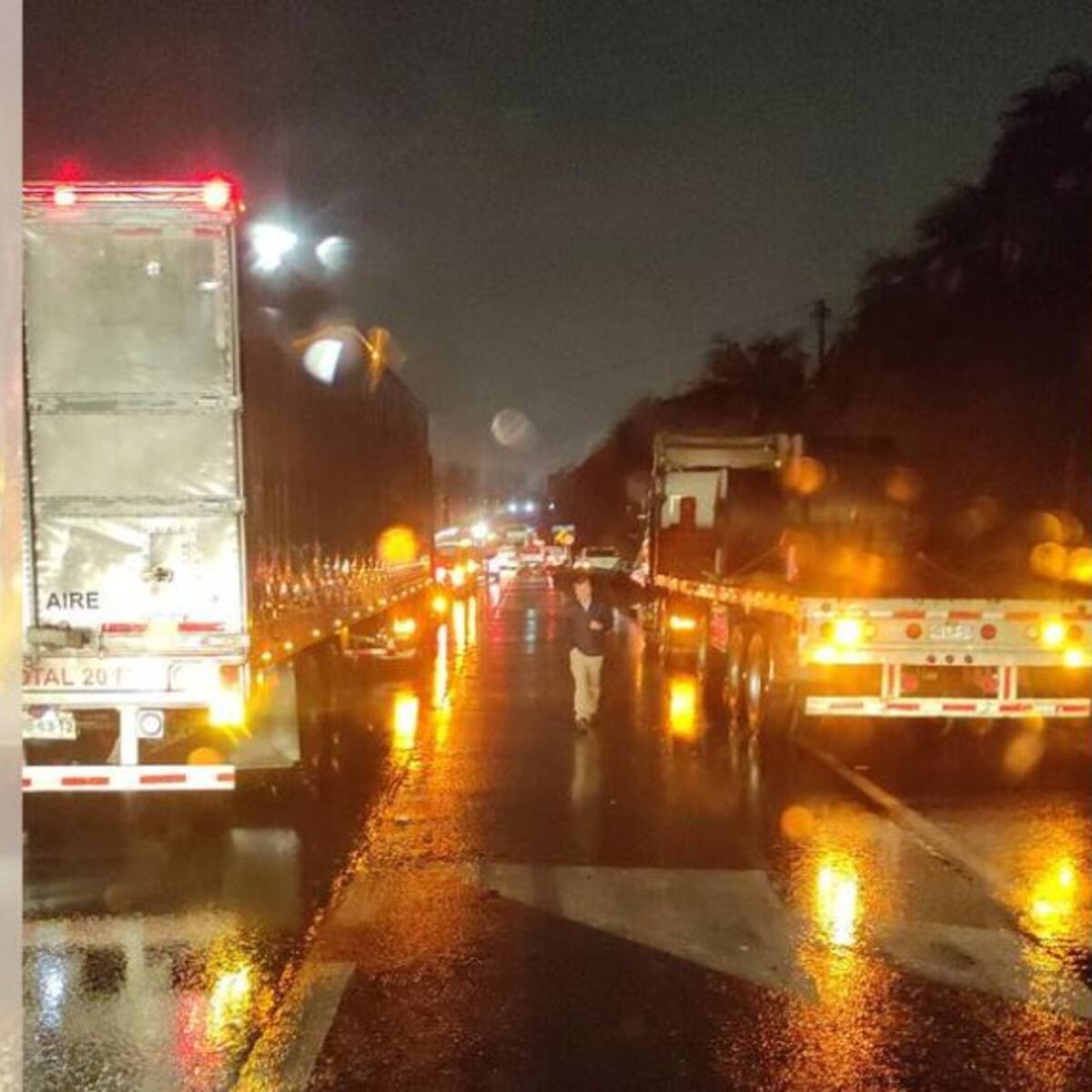 Ruta 68: camión vuelca a la altura del puente Mapocho y genera gran congestión vehicular