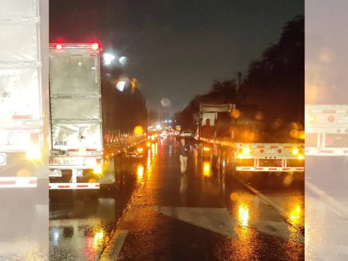 Ruta 68: camión vuelca a la altura del puente Mapocho y genera gran congestión vehicular