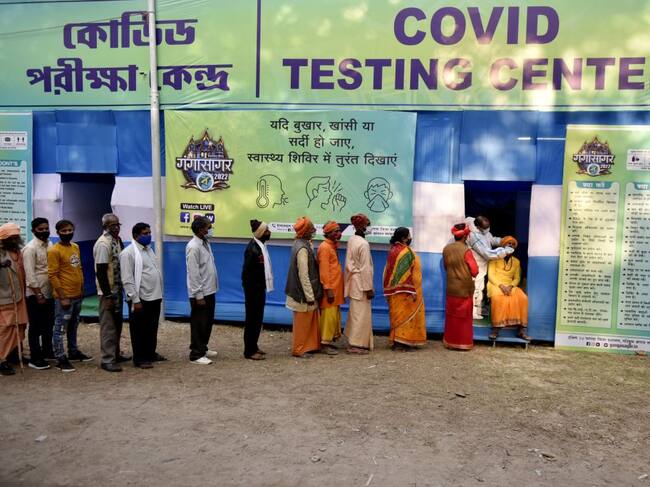 Personas realizan una fila para hacerse un test del covid-19 en Calcuta