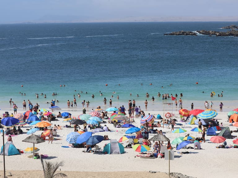 Está de moda en muchas playas chilenas, pero podría dejarte en urgencias: la modificación corporal que alertan expertos en salud