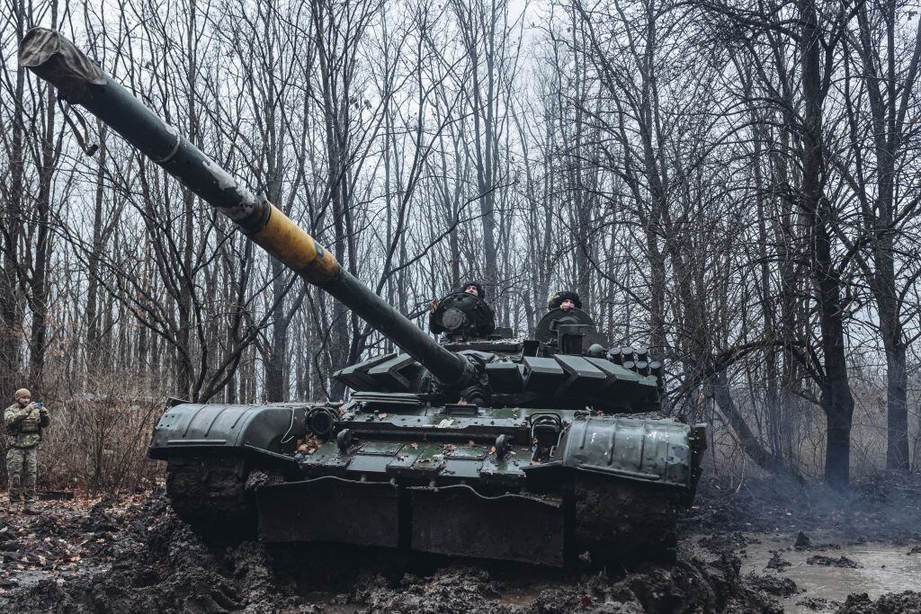 Soldados de Ucrania trasladan un tanque en el oblast de Donetsk
