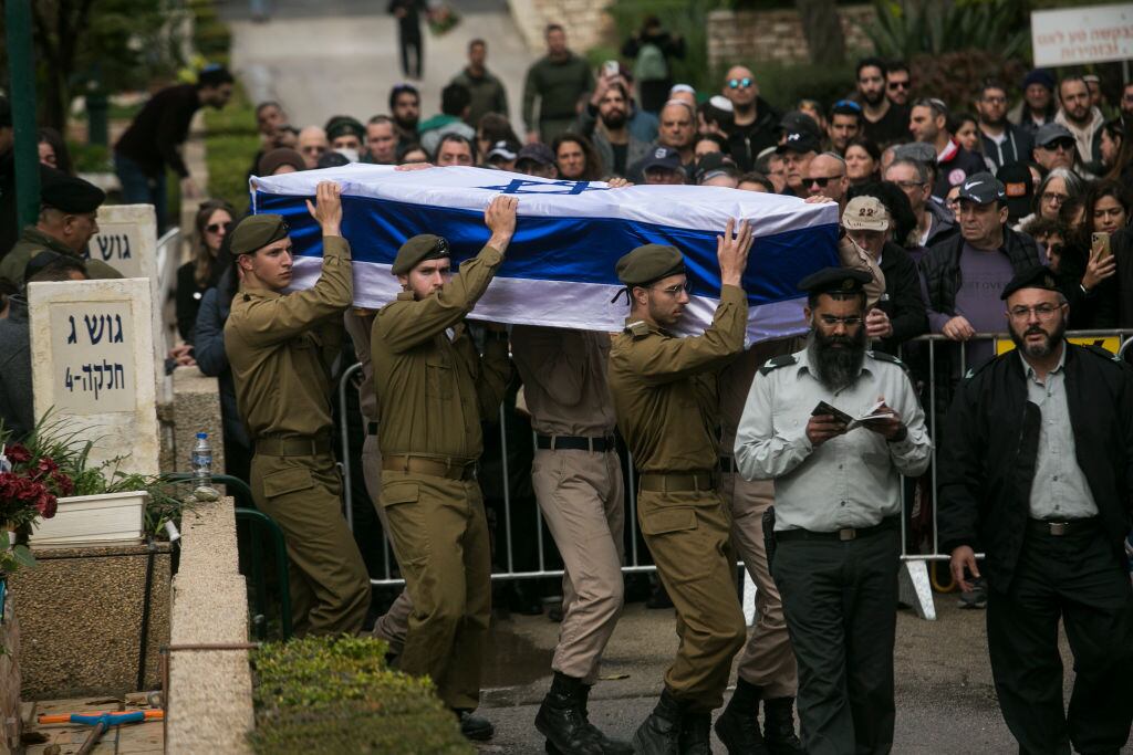 El funeral de militares israelíes que murieron en la Franja de Gaza, tras el derrumbe de dos edificios causado por una explosión que es investigada.