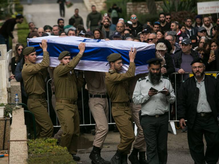 El funeral de militares israelíes que murieron en la Franja de Gaza, tras el derrumbe de dos edificios causado por una explosión que es investigada.