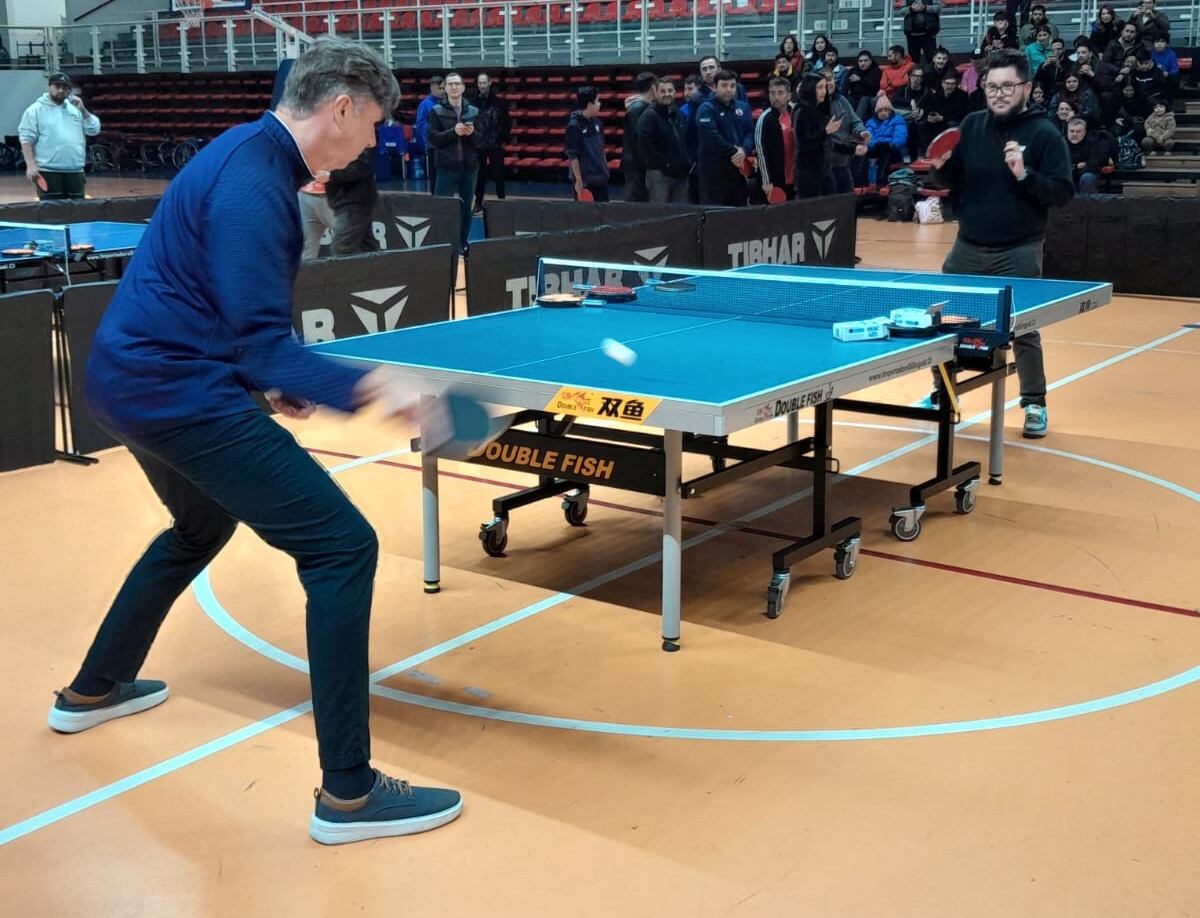Vladimir Samsonov, leyenda del tenis de mesa, jugó con fanáticos en el Parque Estadio Nacional