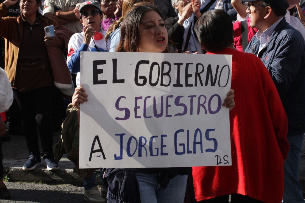 En la ciudad de Quito en Ecuador un grupo de personas se manifiesta a favor del exvicepresidente Jorge Glas, quien fue sacado de la embajada de México.