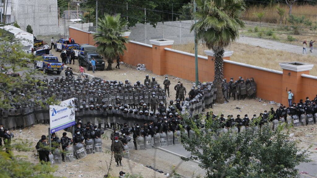 Policía de Guatemala reprime y cierra el paso a los migrantes