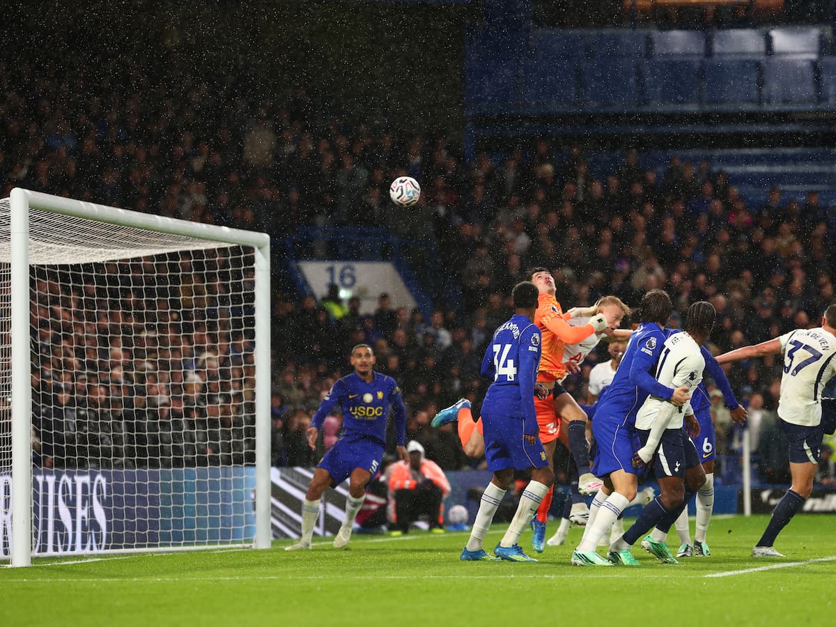 Un puñetazo de autogol: el insólito error del portero que condena al Chelsea a perder una histórica racha contra Tottenham