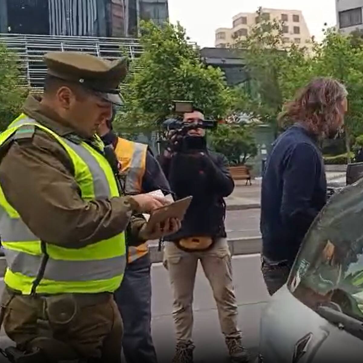 Hijo del exministro Andrés Chadwick es sorprendido manejando con documento vencido en Las Condes
