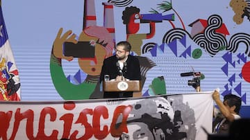 “¡Es una burla!”: Presidente Boric es encarado por comunicadores de Señal 3 La Victoria en acto por el Día de la Libertad de Prensa