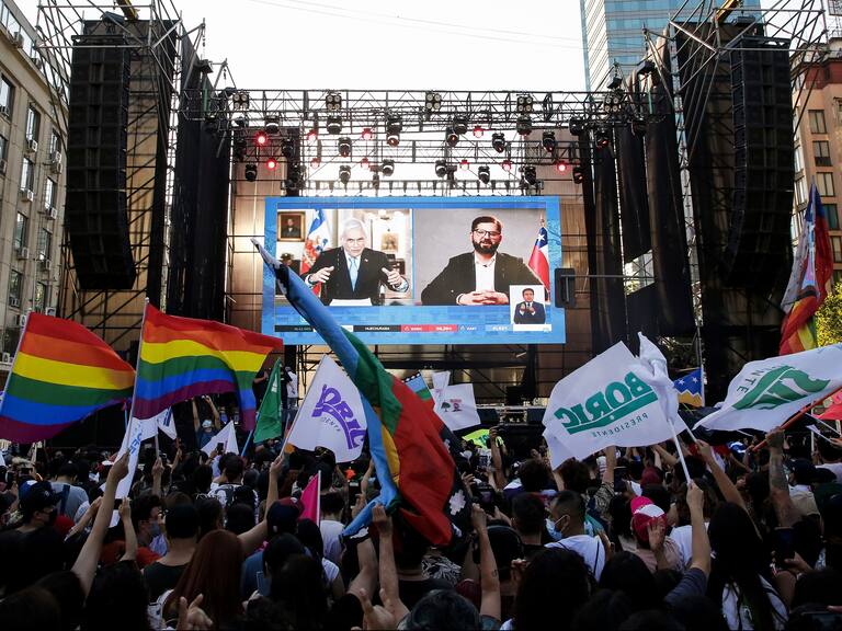 SANTIAGO, CHILE - DECEMBER 19: Supporters of Gabriel Boric president elect of Chile watch his videoconference with current president of Chile Sebastian Piñera after the presidential runoff election on December 19, 2021 in Santiago, Chile. (Photo by Marcelo Hernandez/Getty Images)