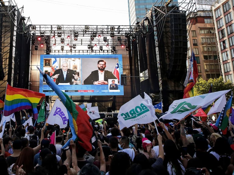 SANTIAGO, CHILE - DECEMBER 19: Supporters of Gabriel Boric president elect of Chile watch his videoconference with current president of Chile Sebastian Piñera after the presidential runoff election on December 19, 2021 in Santiago, Chile. (Photo by Marcelo Hernandez/Getty Images)