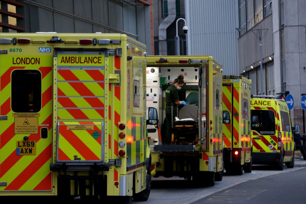 Ambulancias trasladan a pacientes con covid-19 a un hospital en Londres