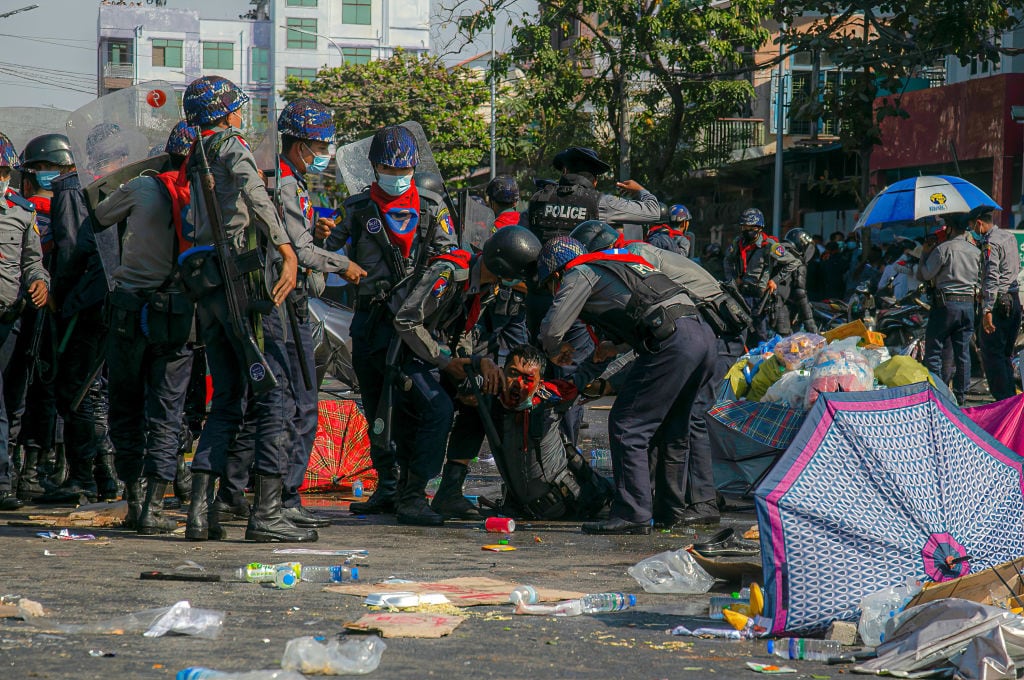 La policía reprime con violencia a un manifestante en Mandalay
