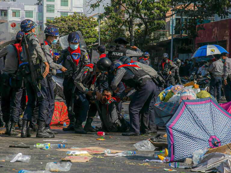 La policía reprime con violencia a un manifestante en Mandalay