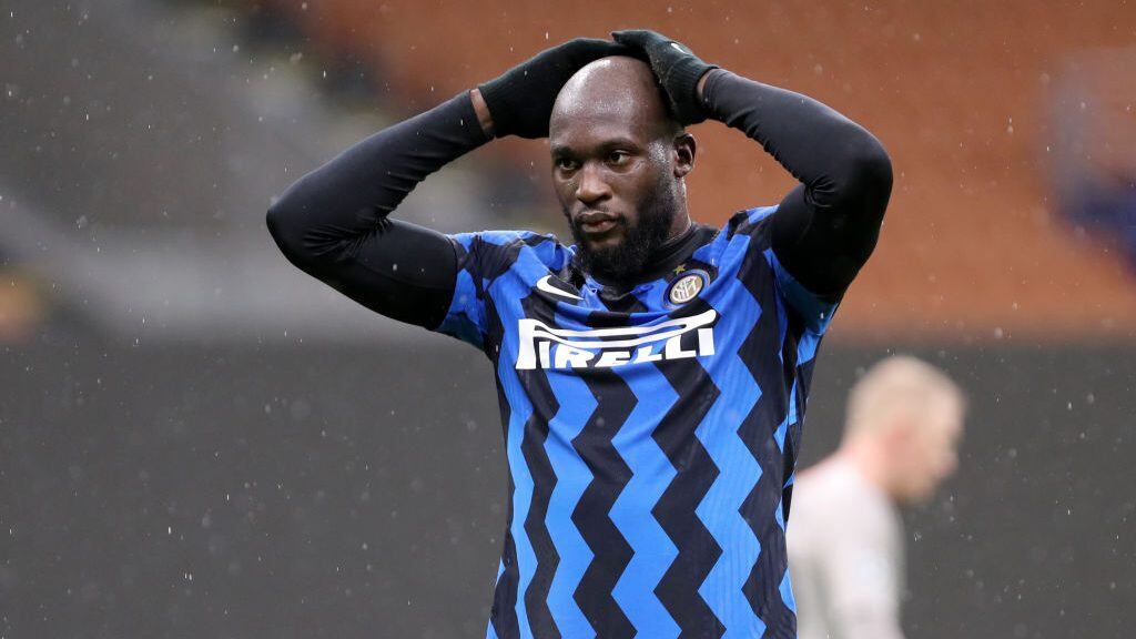 MILAN, ITALY - DECEMBER 09: (BILD ZEITUNG OUT) Romelu Lukaku of FC Internazionale looks dejected during the UEFA Champions League Group B stage match between FC Internazionale and Shakhtar Donetsk at Stadio Giuseppe Meazza on December 9, 2020 in Milan, Italy. (Photo by Sportinfoto/DeFodi Images via Getty Images)
