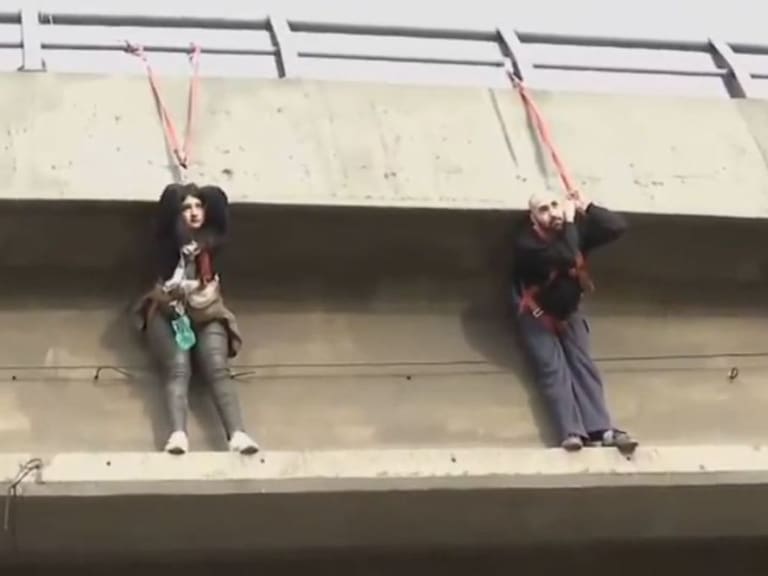 Manifestantes se cuelgan de paso sobre nivel en rotonda Grecia: exigen al Gobierno soluciones habitacionales