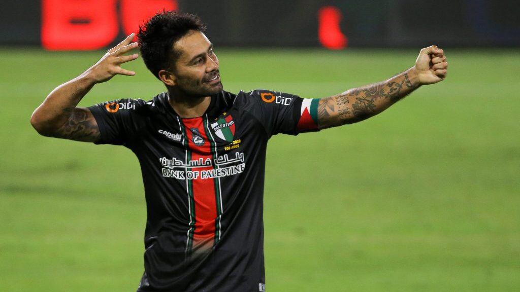 25 DE ENERO DE 2021/SANTIAGOEl jugador Luis Jimenez (c) marca de penal el tres a dos frente a Universidad Catolica, durante el partido valido por vigsima cuarta fecha del Campeonato Nacional AFP PlanVital 2020, entre Universidad Catlica y Palestino, disputado en el Estadio San Carlos de Apoquindo.
FOTO: SEBASTIçN ORIA/AGENCIAUNO