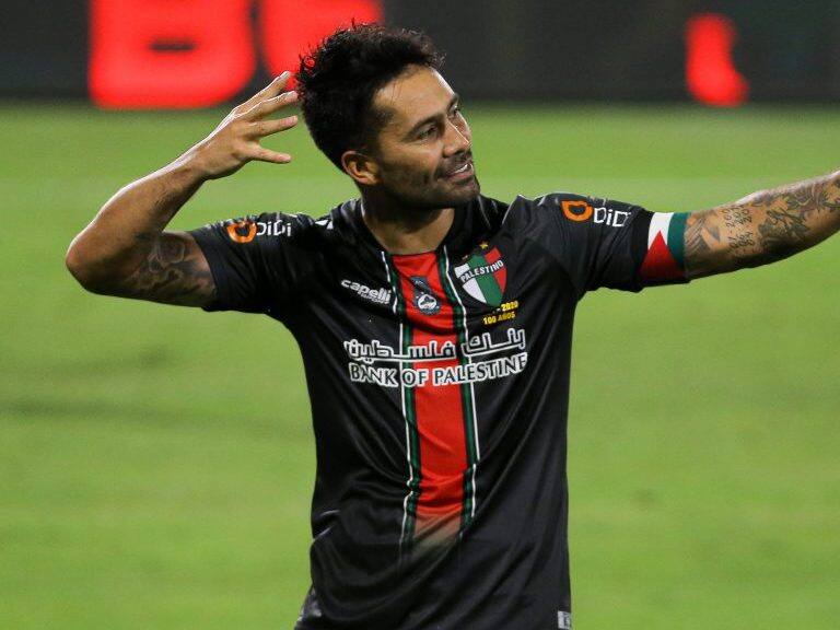 25 DE ENERO DE 2021/SANTIAGOEl jugador Luis Jimenez (c) marca de penal el tres a dos frente a Universidad Catolica, durante el partido valido por vigsima cuarta fecha del Campeonato Nacional AFP PlanVital 2020, entre Universidad Catlica y Palestino, disputado en el Estadio San Carlos de Apoquindo.
FOTO: SEBASTIçN ORIA/AGENCIAUNO