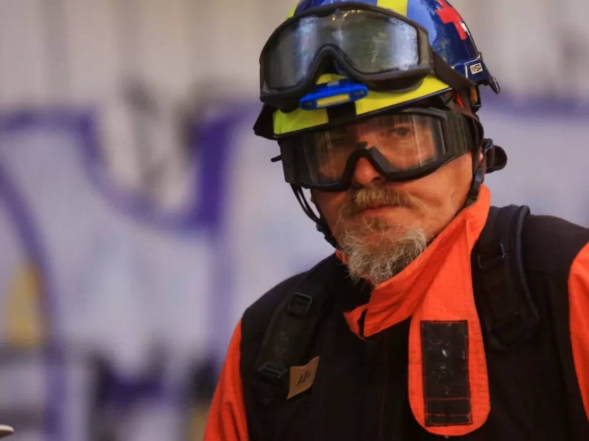 Paul Vásquez muestra su orgullo al contar que su hijo lo acompaña colaborando como bombero en los incendios en la región de Valparaíso