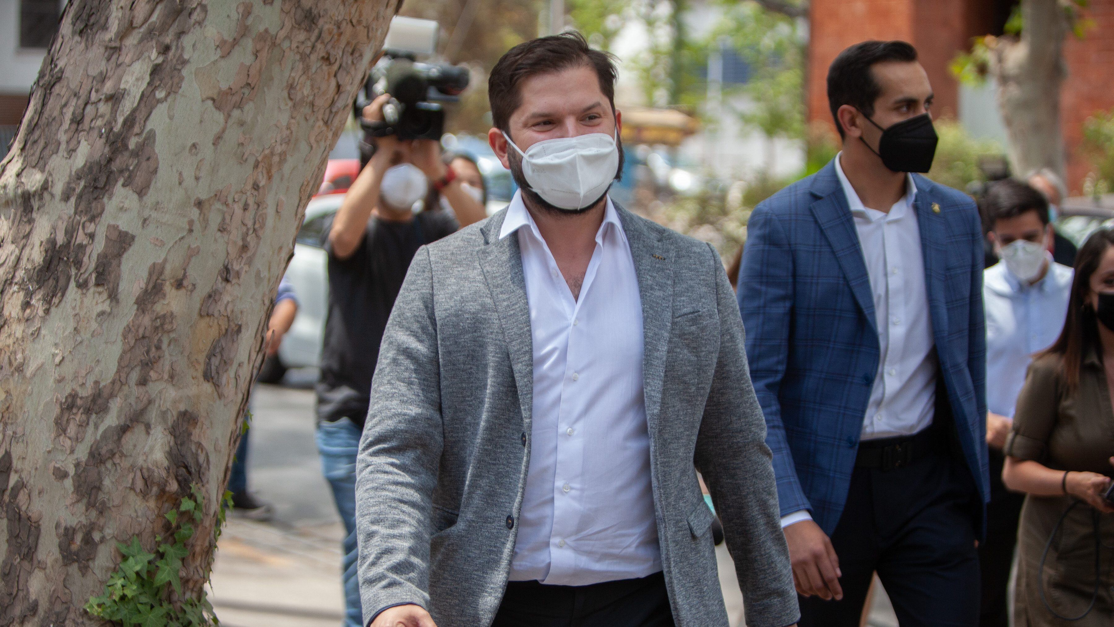 1ro de Febrero/SANTIAGOEl presidente electo, Gabriel Boric, sale a la calle rumbo al restaurante OLAN previo a una reunion en su comando, al encontrar el restaurant cerrado el futuro mandatario se devolvio al comando seguido por la prensa
FOTO: LUKAS SOLIS/AGENCIA UNO