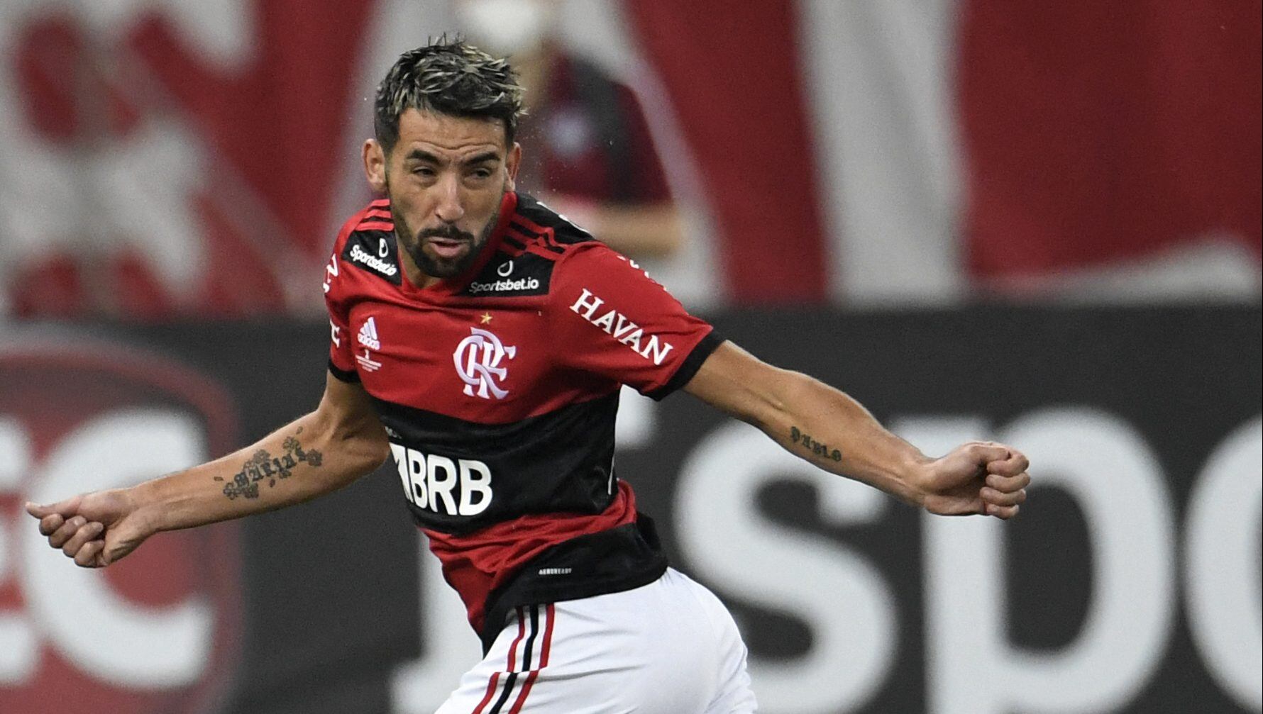 Flamengo's Mauricio Isla heads the ball during the Carioca Championship 2021 final match between Flamengo and Fluminense at the Maracana stadium, in Rio de Janeiro, Brazil, on May 22, 2021, which is played behind closed doors as a mesure to combat the COVID-19 coronavirus pandemic. (Photo by MAURO PIMENTEL / AFP) (Photo by MAURO PIMENTEL/AFP via Getty Images)