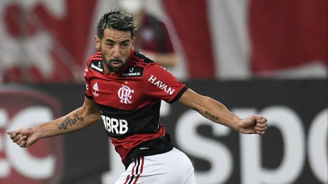 Flamengo's Mauricio Isla heads the ball during the Carioca Championship 2021 final match between Flamengo and Fluminense at the Maracana stadium, in Rio de Janeiro, Brazil, on May 22, 2021, which is played behind closed doors as a mesure to combat the COVID-19 coronavirus pandemic. (Photo by MAURO PIMENTEL / AFP) (Photo by MAURO PIMENTEL/AFP via Getty Images)
