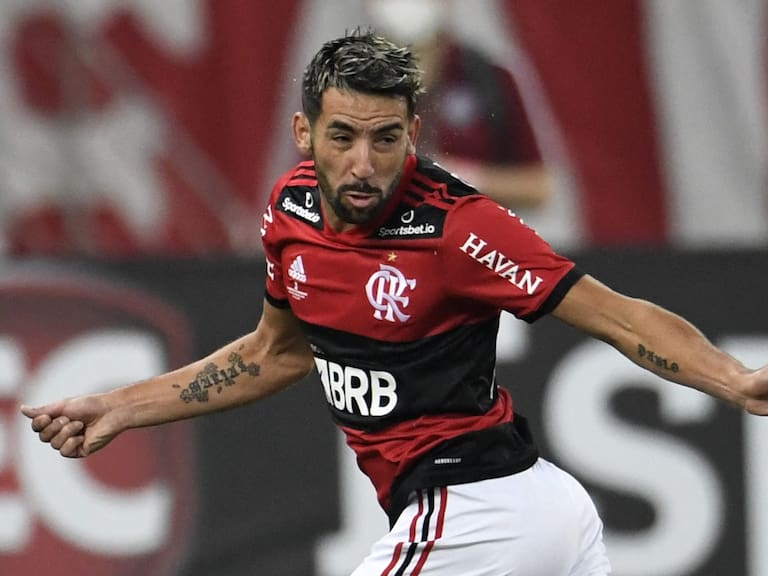 Flamengo&#039;s Mauricio Isla heads the ball during the Carioca Championship 2021 final match between Flamengo and Fluminense at the Maracana stadium, in Rio de Janeiro, Brazil, on May 22, 2021, which is played behind closed doors as a mesure to combat the COVID-19 coronavirus pandemic. (Photo by MAURO PIMENTEL / AFP) (Photo by MAURO PIMENTEL/AFP via Getty Images)