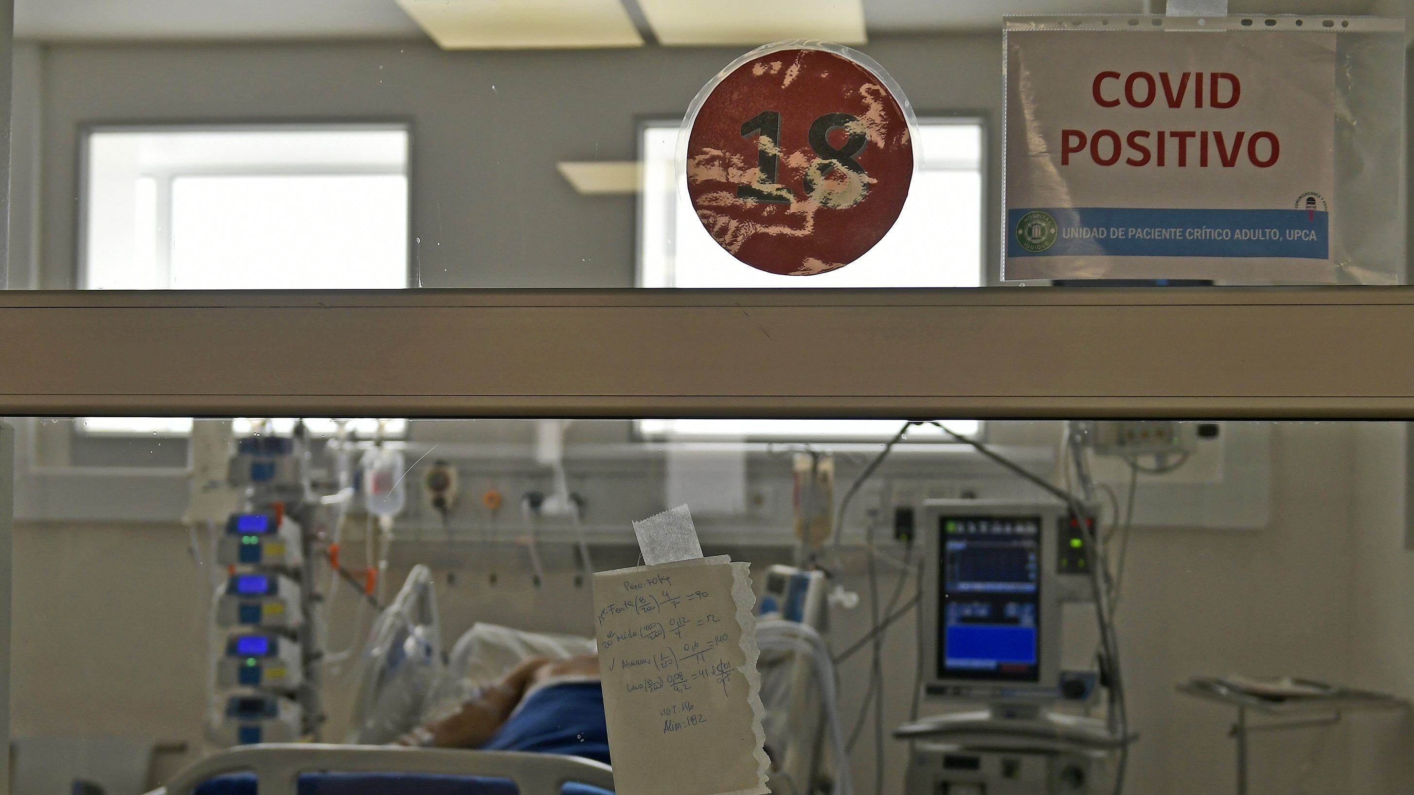 02 de Junio de 2021 / IQUIQUEEscasas camas disponibles poseen las UCI del Hospital Dr. Ernesto Torres de Iquique, ante el incremento de contagios que se han registrado los últimos días.
En la imagen, un paciente internado.
FOTO: CRISTIAN VIVERO BOORNES/AGENCIAUNO