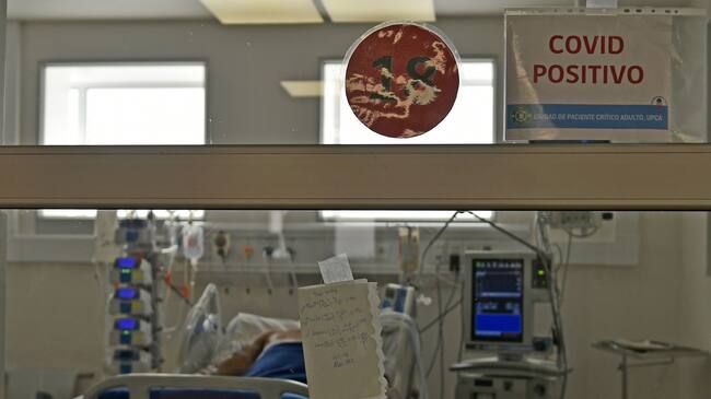 02 de Junio de 2021 / IQUIQUEEscasas camas disponibles poseen las UCI del Hospital Dr. Ernesto Torres de Iquique, ante el incremento de contagios que se han registrado los últimos días.
En la imagen, un paciente internado.
FOTO: CRISTIAN VIVERO BOORNES/AGENCIAUNO