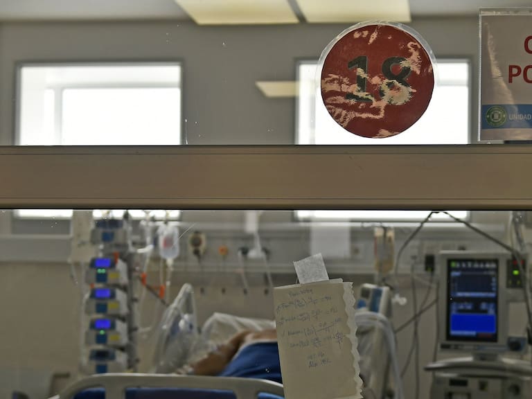 02 de Junio de 2021 / IQUIQUEEscasas camas disponibles poseen las UCI del Hospital Dr. Ernesto Torres de Iquique, ante el incremento de contagios que se han registrado los últimos días.
En la imagen, un paciente internado.
FOTO: CRISTIAN VIVERO BOORNES/AGENCIAUNO