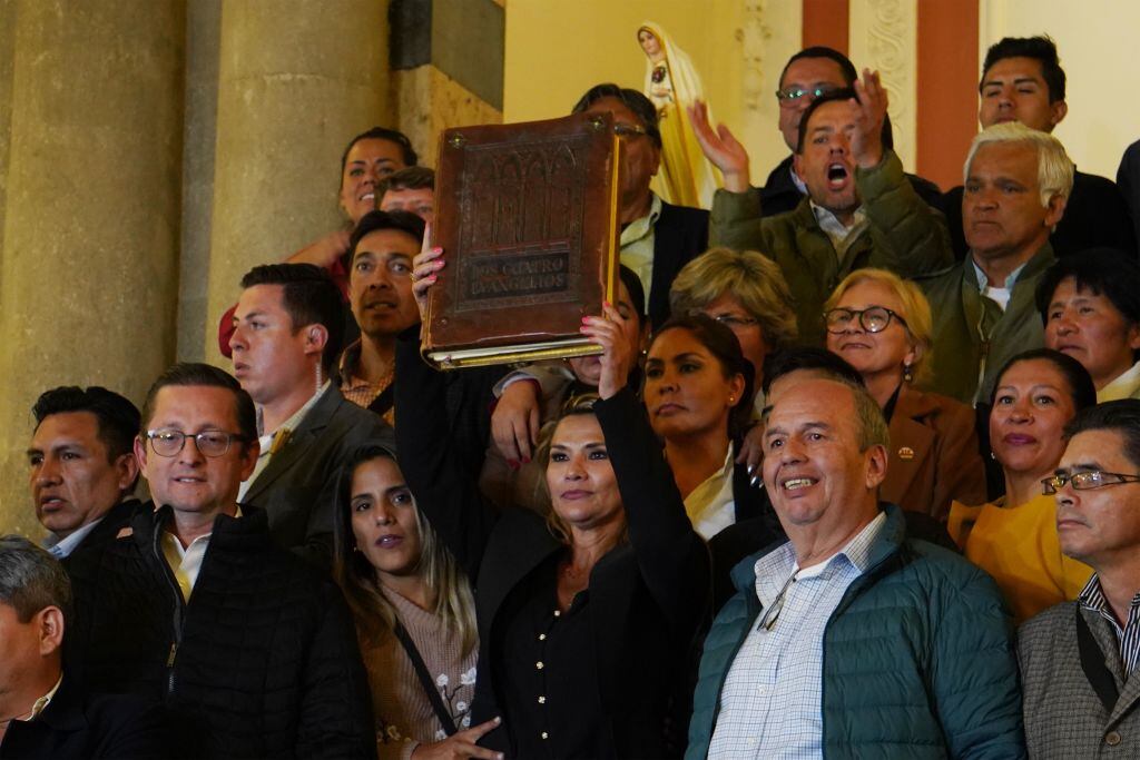 Jeanine Áñez se auto proclama presidenta de Bolivia a fines de 2019
