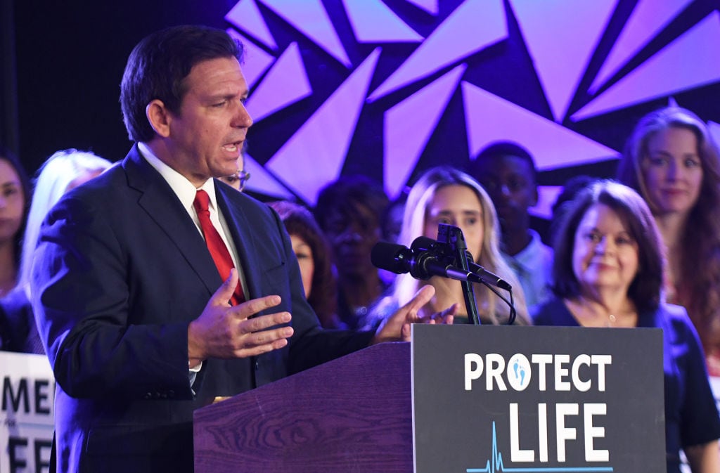 El gobernador de Florida Ron DeSantis habla tras firmar ley que limita el aborto