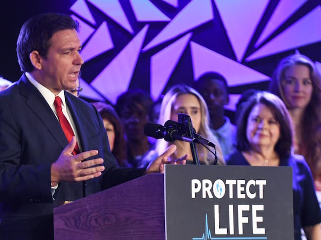El gobernador de Florida Ron DeSantis habla tras firmar ley que limita el aborto