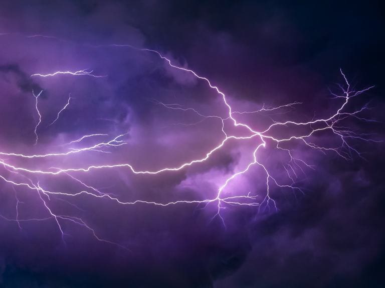 Activan Alerta Meteorológica por tormentas eléctricas en la Región Metropolitana y de Valparaíso: qué significa y cuáles son las recomendaciones